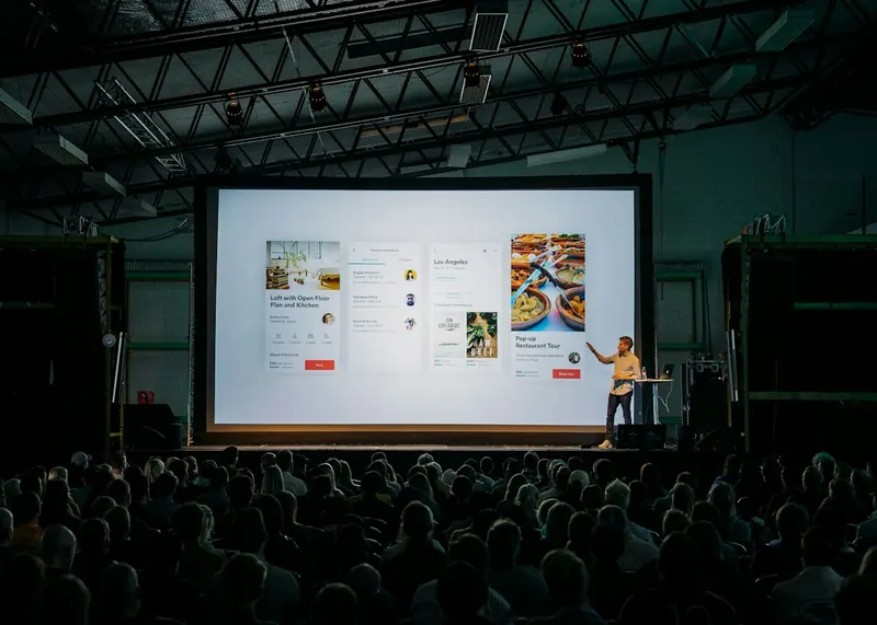 Presentación proyectada en una pantalla grande ante el público