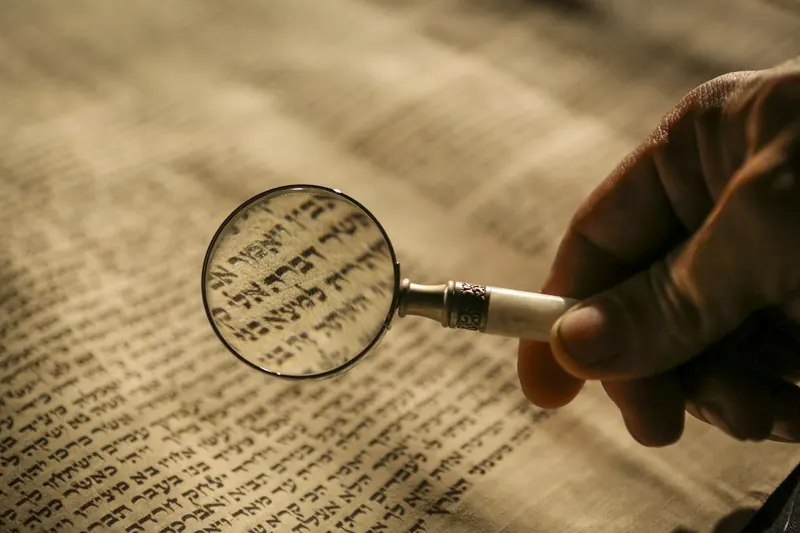 Lupa sobre un texto impreso