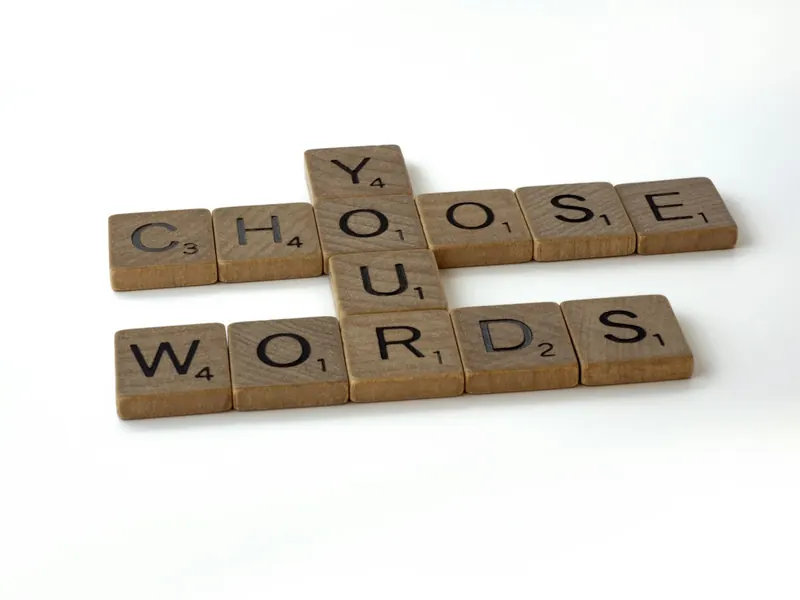 Fichas de letras que forman la frase «Choose your words»