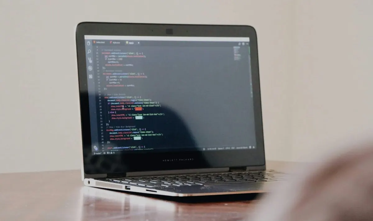 Portátil con código de programación en pantalla