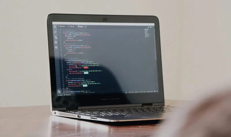 Portátil con código de programación en pantalla