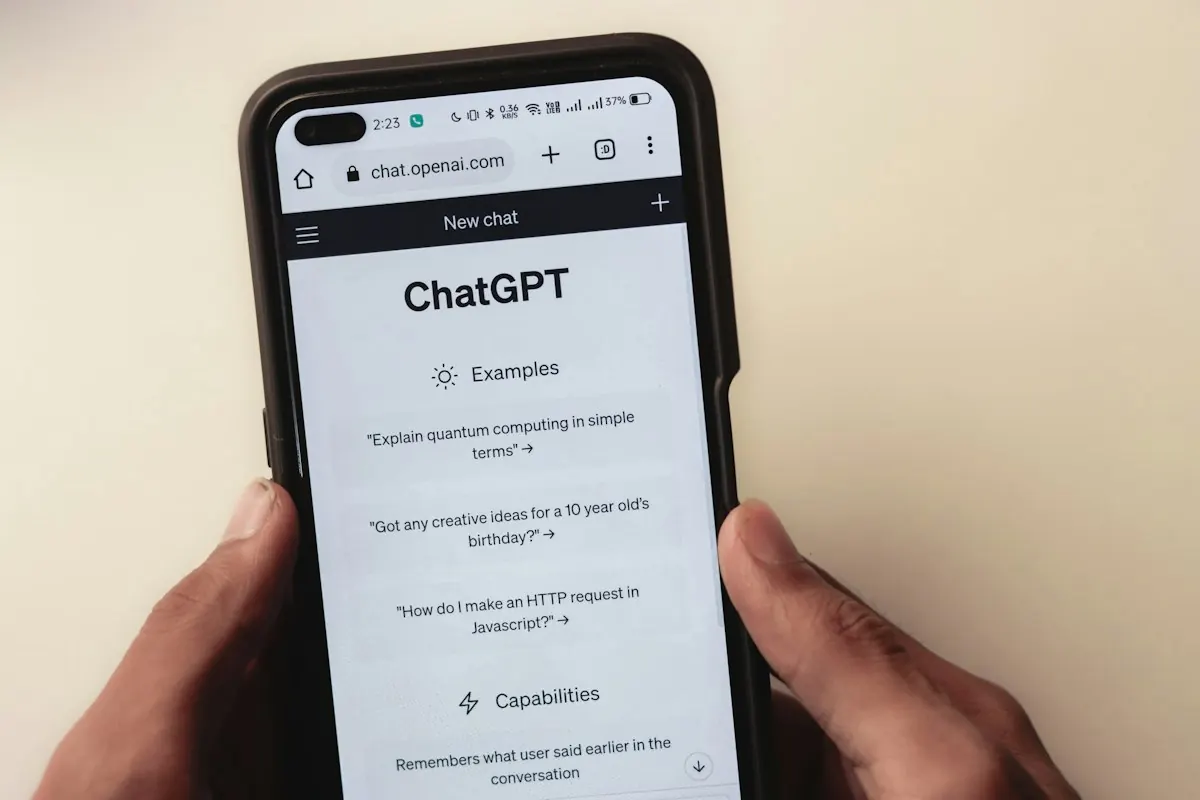 Móvil con ChatGPT abierto en pantalla