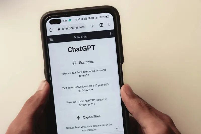 Móvil con ChatGPT abierto en pantalla