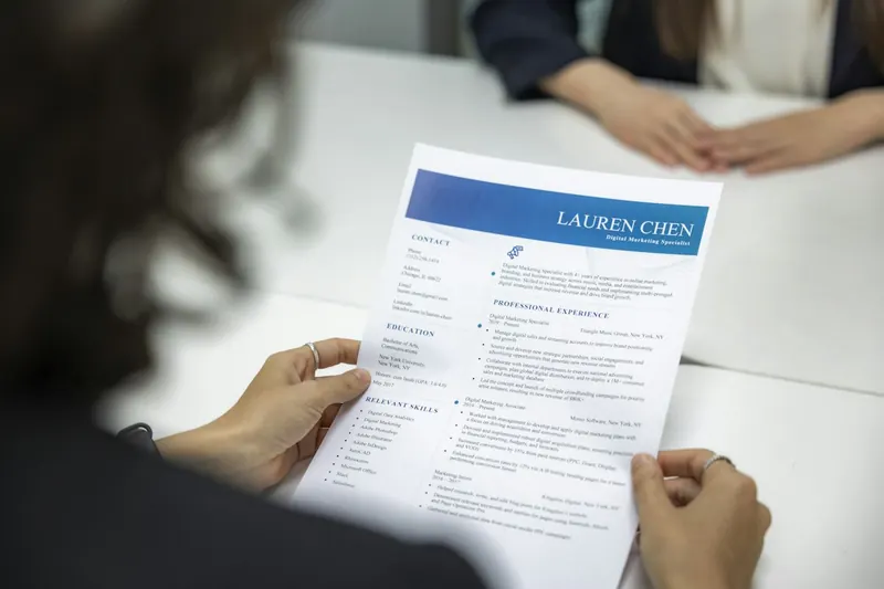 Persona revisando un currículum impreso