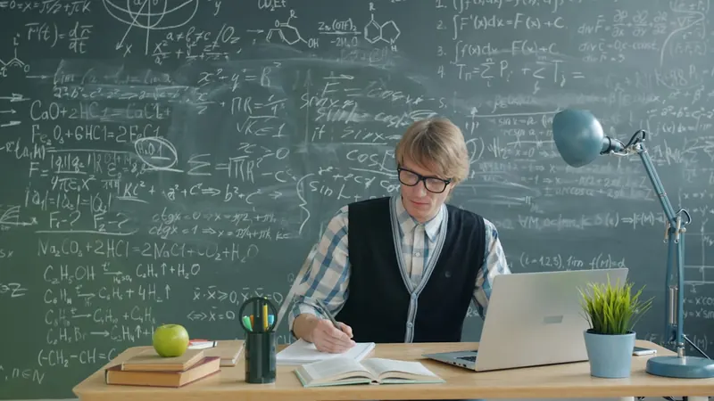Estudiante escribiendo delante de una pizarra llena de fórmulas