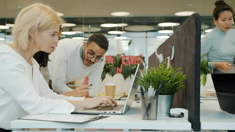 Equipo trabajando con portátiles en una oficina