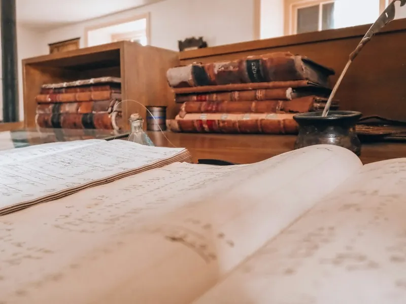 Libros antiguos y un libro abierto sobre una mesa